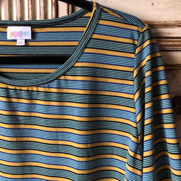 ♦️2/$30 Striped LuLaRoe Gigi Fitted Top - Picture 3 of 7
